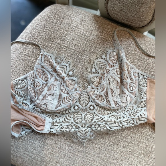 For love and lemons 🍋 bra top medium gray silver lace - Picture 2 of 9